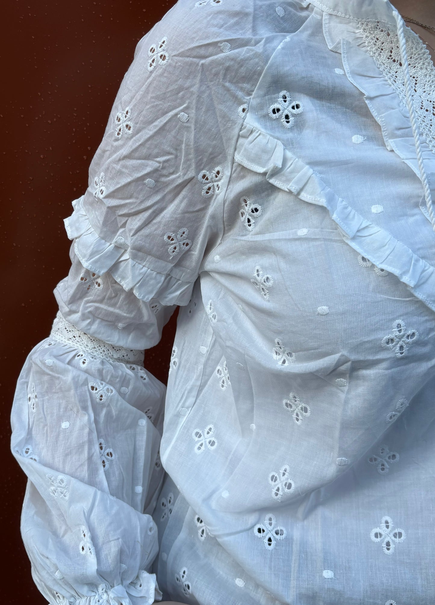 Blouse blanche brodée
