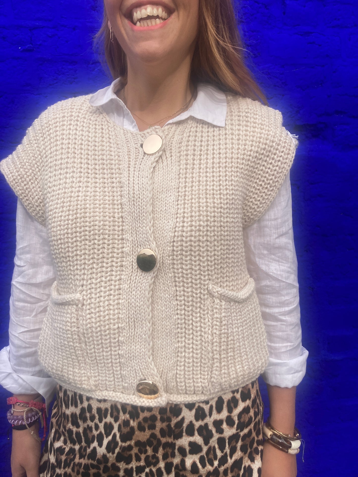 Cardigan sans manche beige avec gros boutons dorés