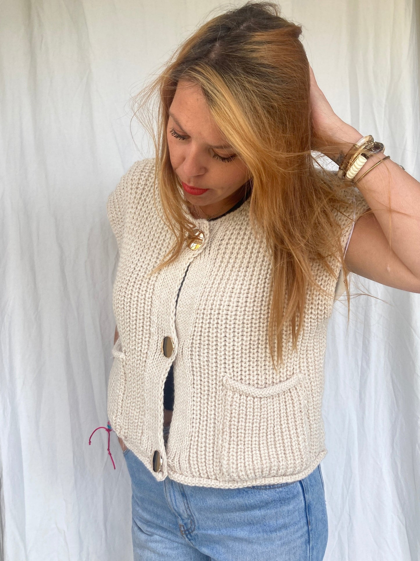 Cardigan sans manche beige avec gros boutons dorés