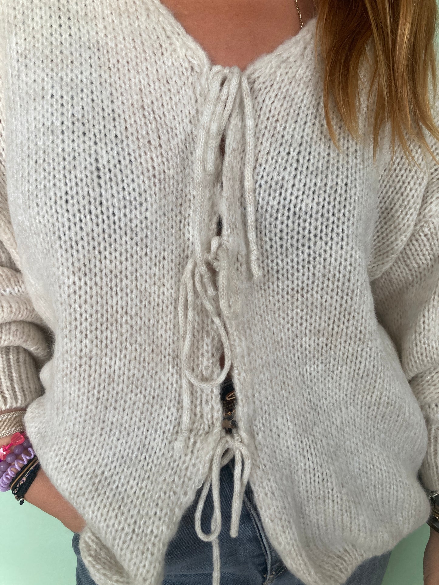 Pull beige en mohair à noeuds