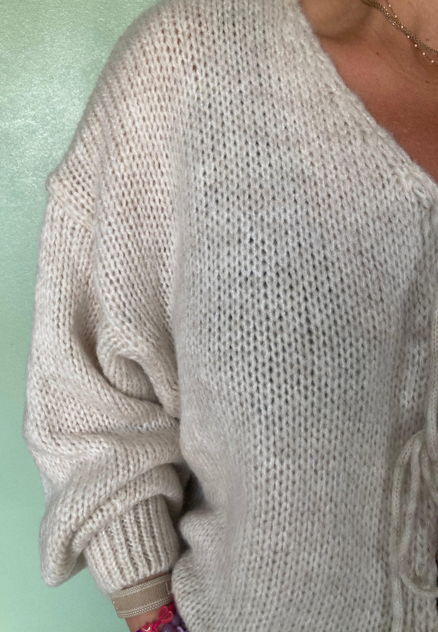 Pull beige en mohair à noeuds