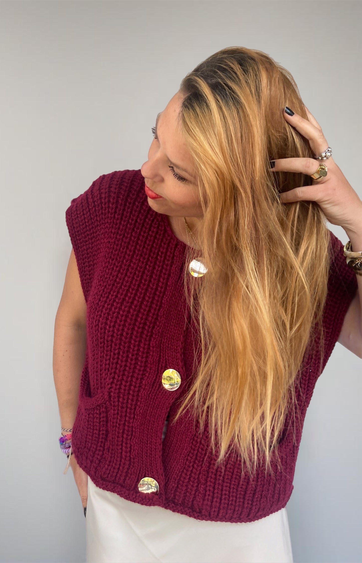 Cardigan sans manche bordeaux avec gros boutons dorés