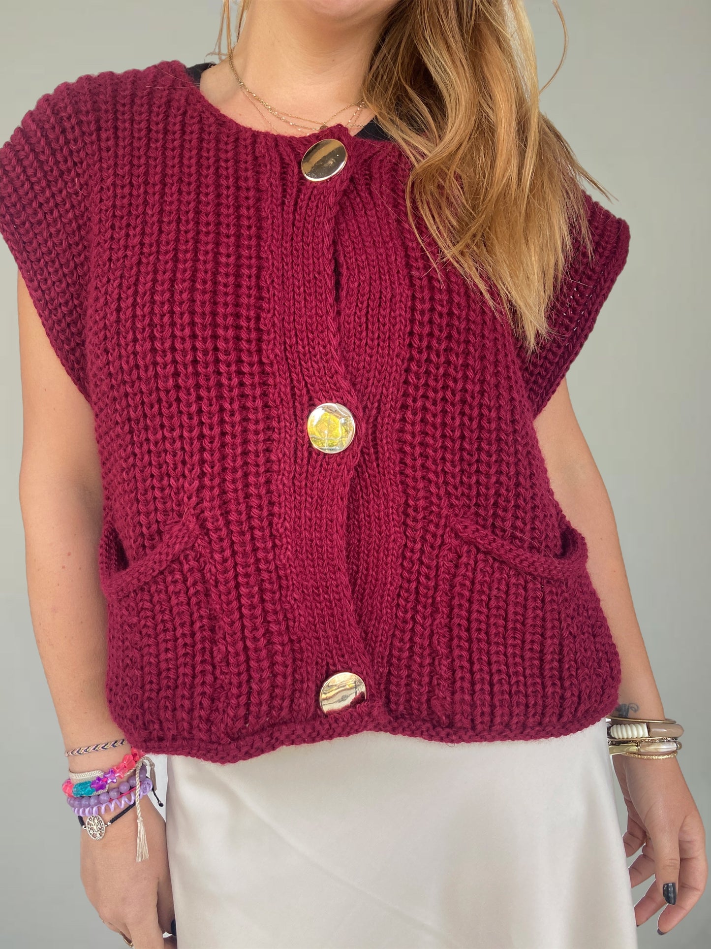 Cardigan sans manche bordeaux avec gros boutons dorés