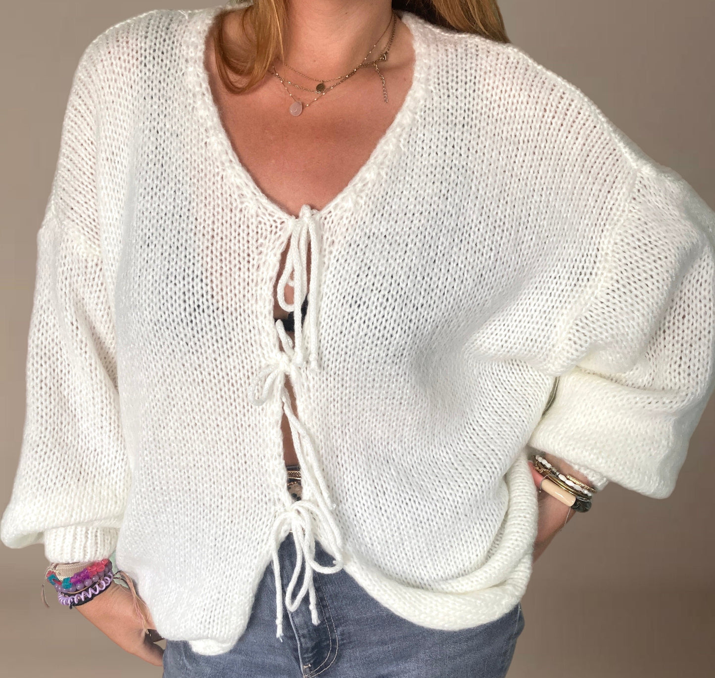 Pull blanc en mohair à noeuds