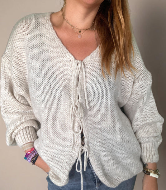 Pull beige en mohair à noeuds