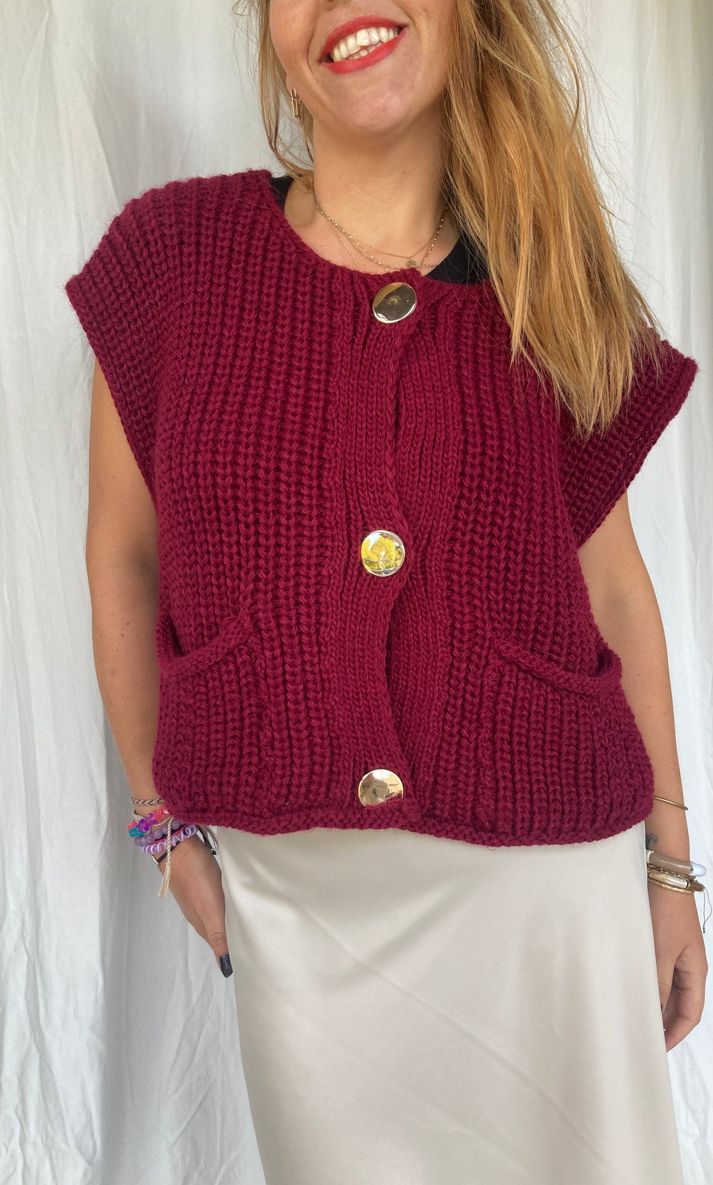 Cardigan sans manche bordeaux avec gros boutons dorés