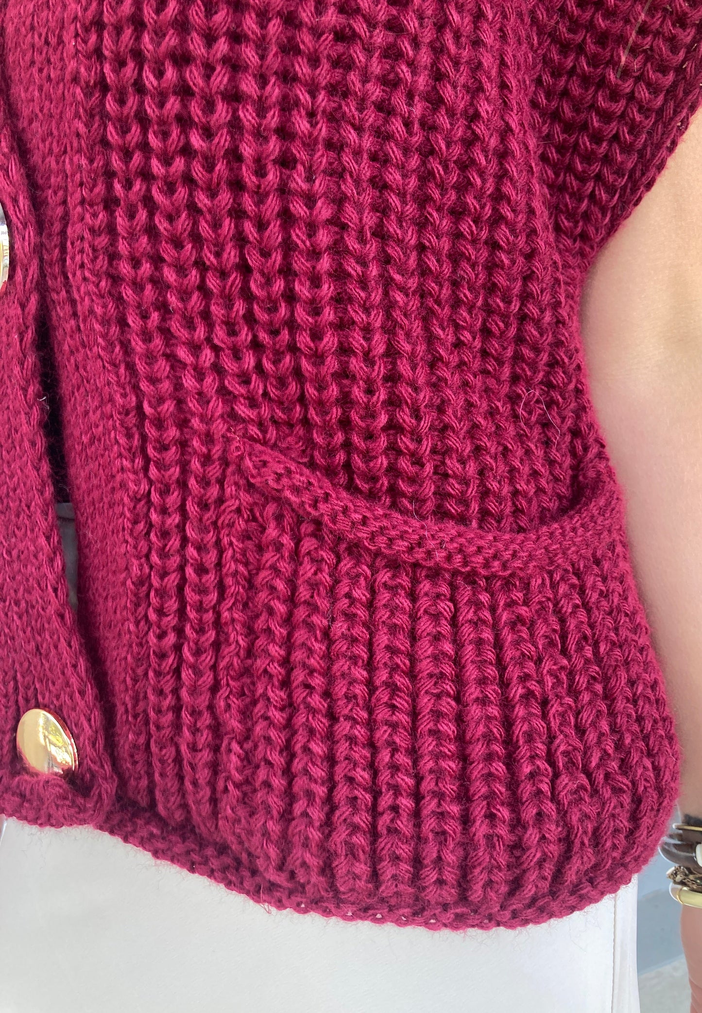 Cardigan sans manche bordeaux avec gros boutons dorés