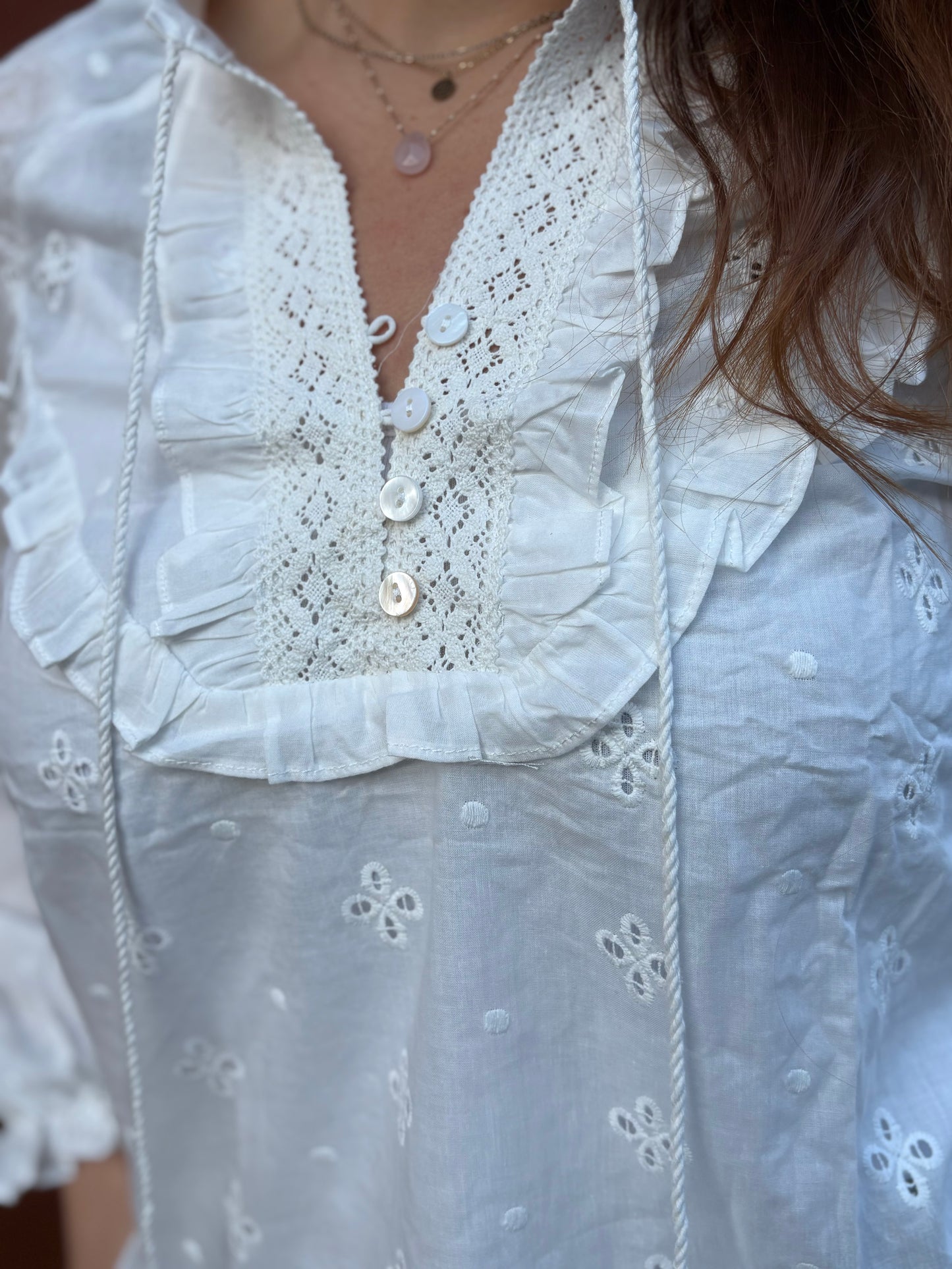 Blouse blanche brodée